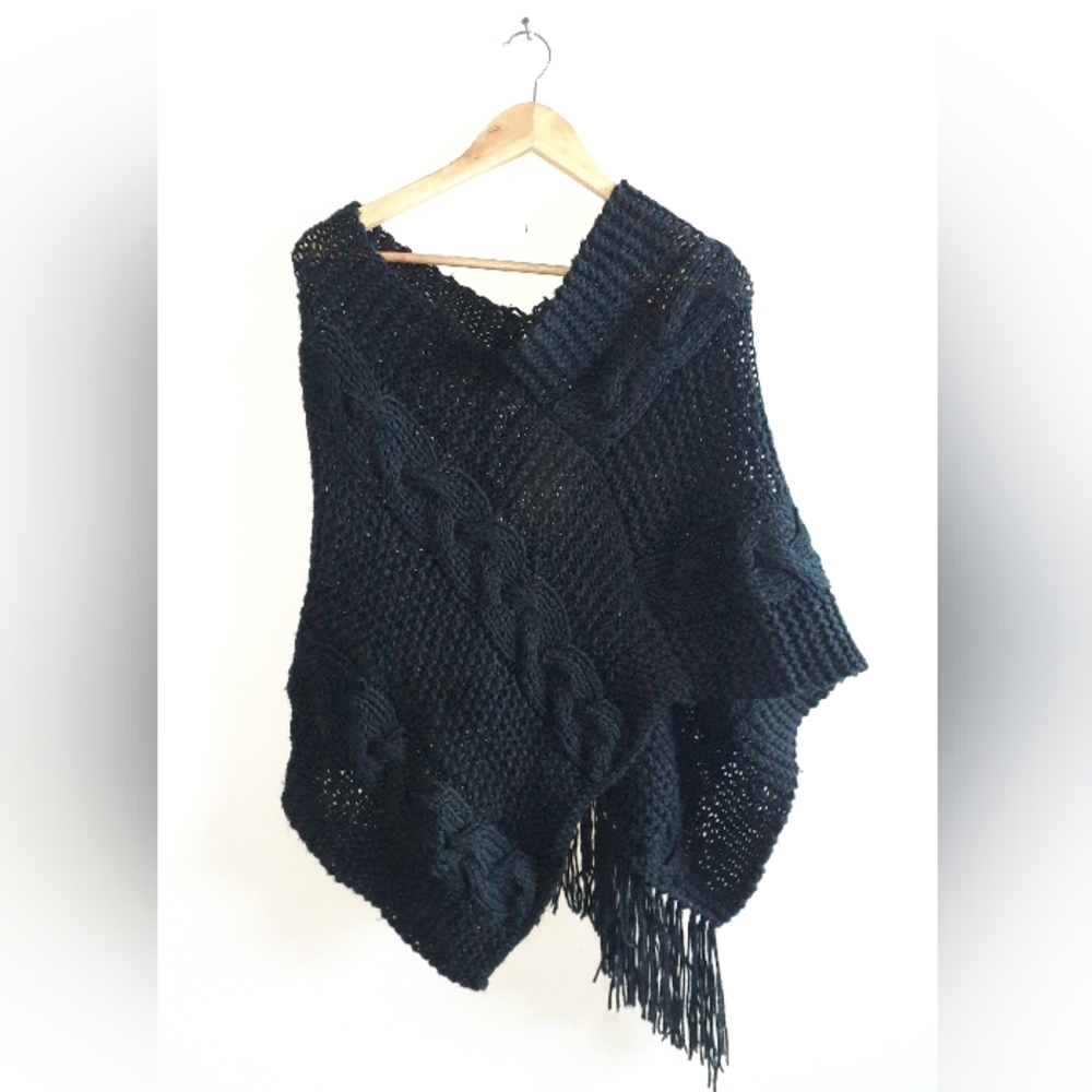 Woolly Cable-knit Poncho Shawl with fringe - Picture 4 of 11